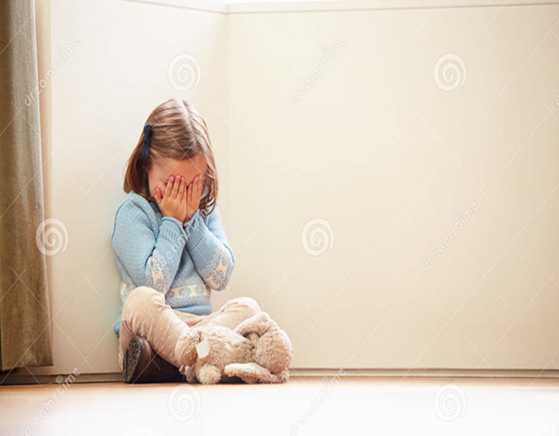 不快乐的孩子在家坐在角落的地板-36608185_副本.jpg